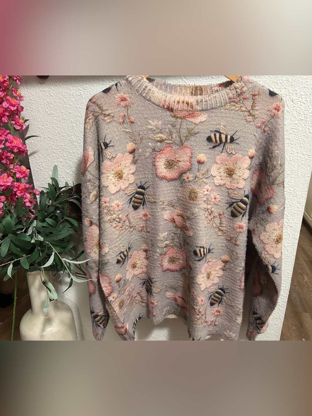 🐝 Gorgoeus Floral & Bee Crewneck Sweater in Light Taupe - Women's Sweater❤️